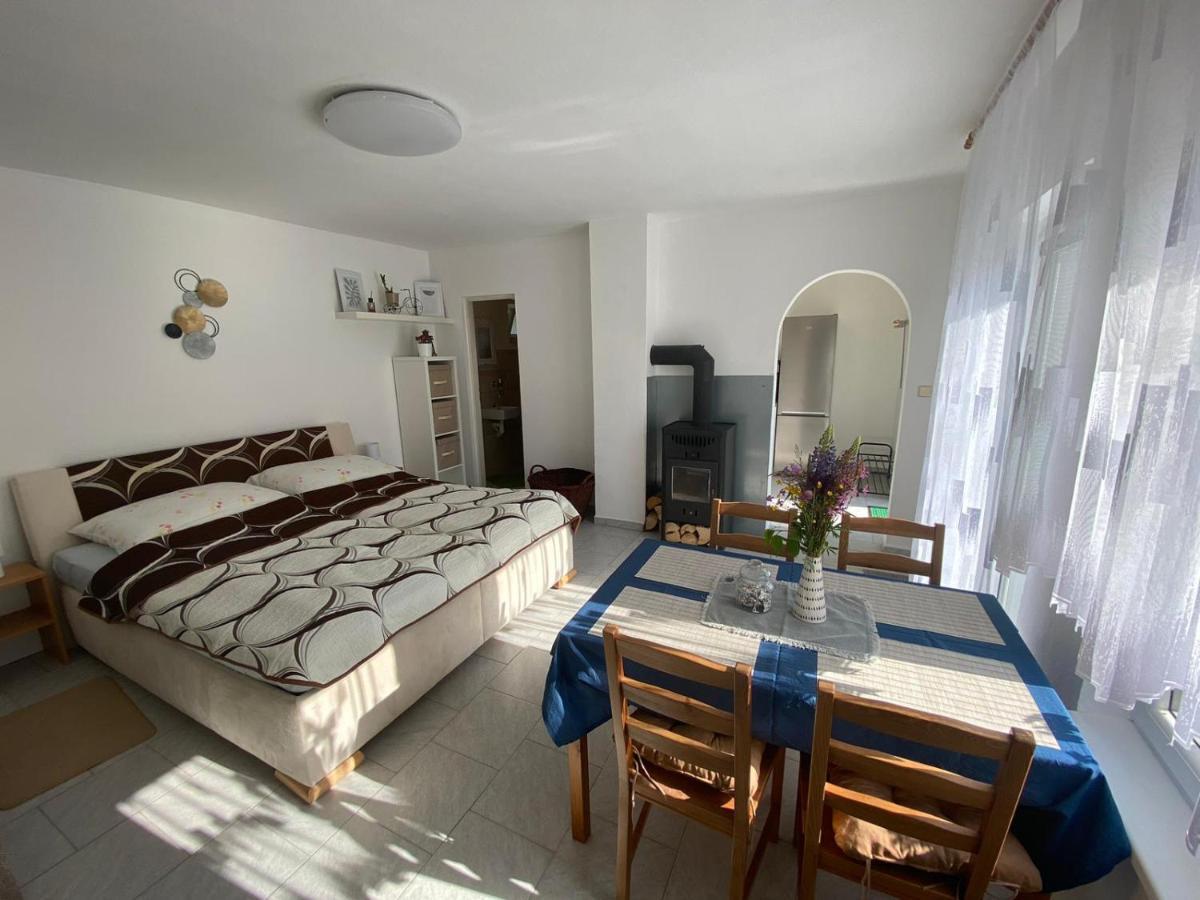 Beniskovec, Apartment *